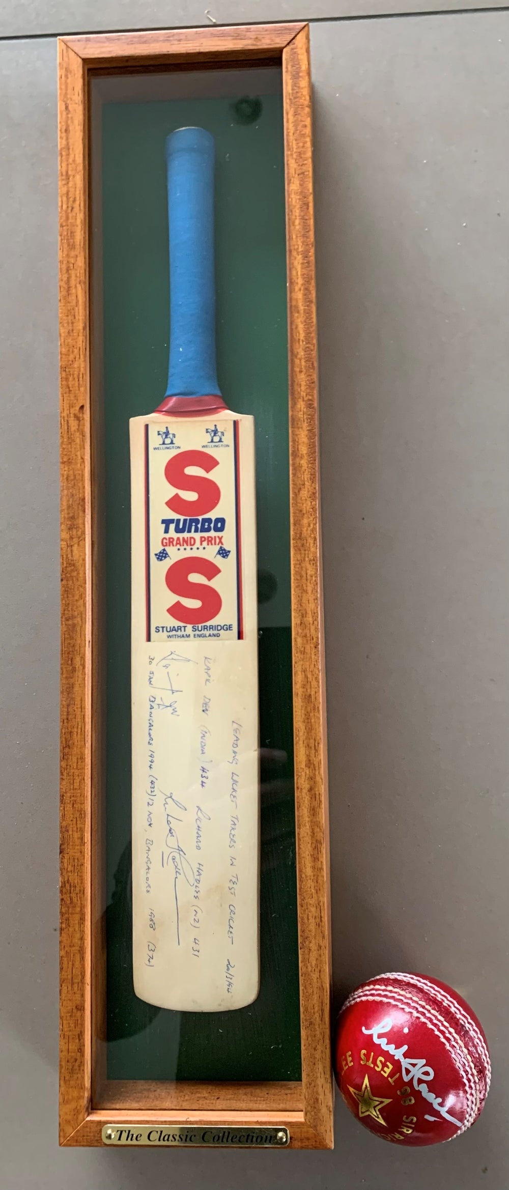 Mini Cricket Bat Framed - "Hadlee & Kapil Dev"